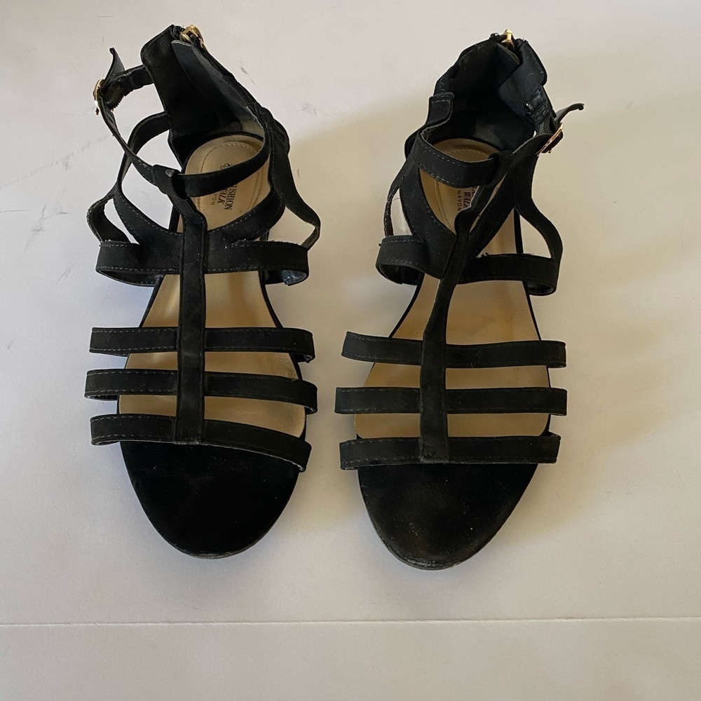 Cushion Walk By Avon Gladiator Black Gold sandals